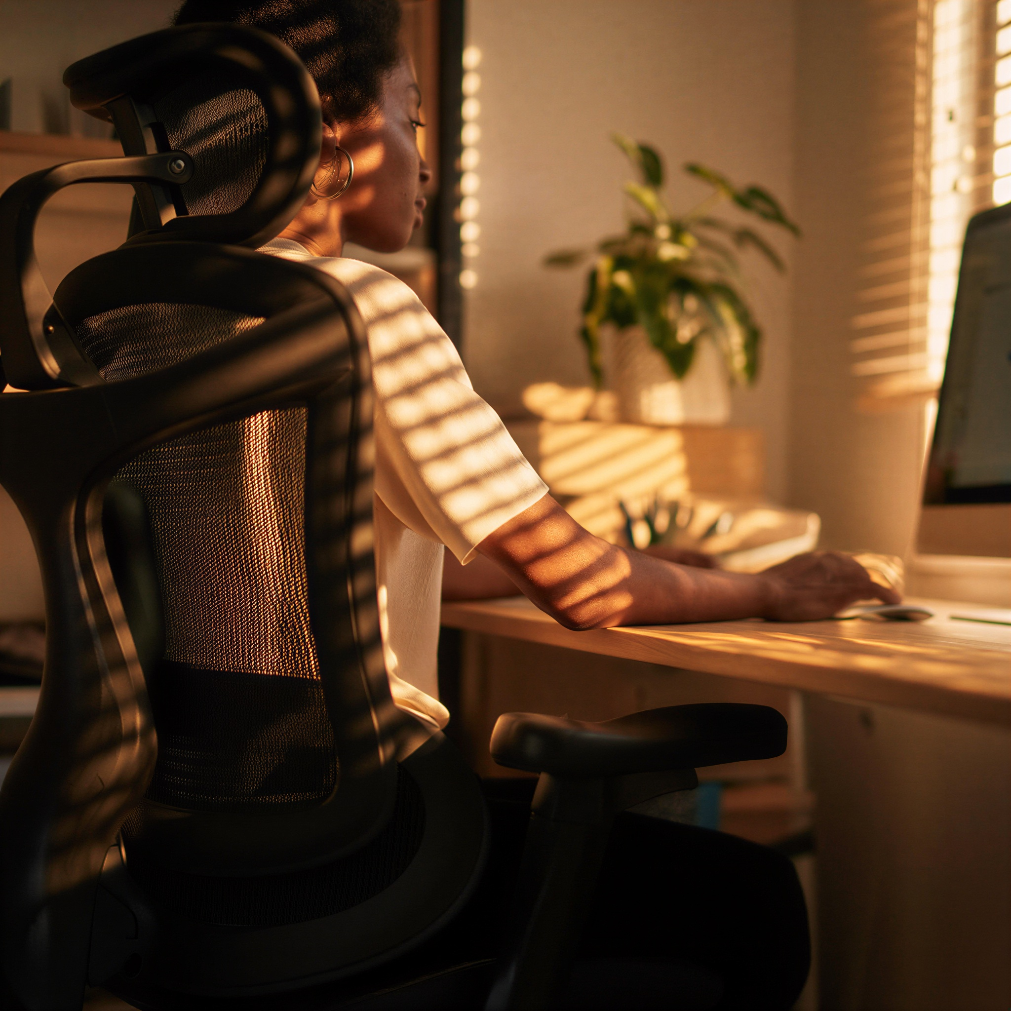 Ergonomic Office Chair – Advancd Ultra | Mesh Back, 4D Armrests, Dynamic Lumbar Support & 130° Recline